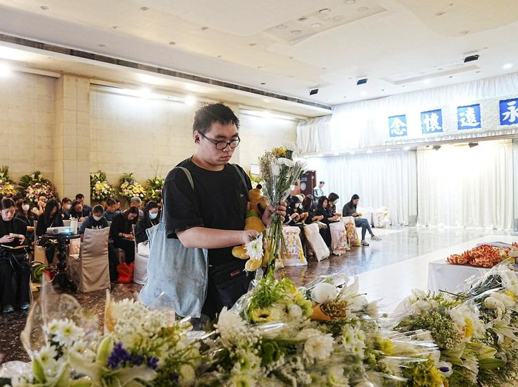 Doa dan Bunga untuk Korban Kebakaran Wang Fuk Court Hong Kong