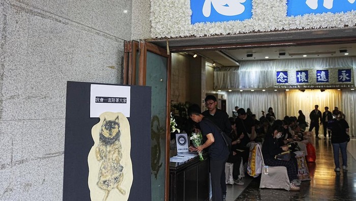 People pay their respects at Kowloon Funeral Parlour to victims of the deadly fire on Wednesday at the Wang Fuk Court housing complex in Tai Po, in Hong Kong, China, December 2, 2025. REUTERS/Lam Yik
