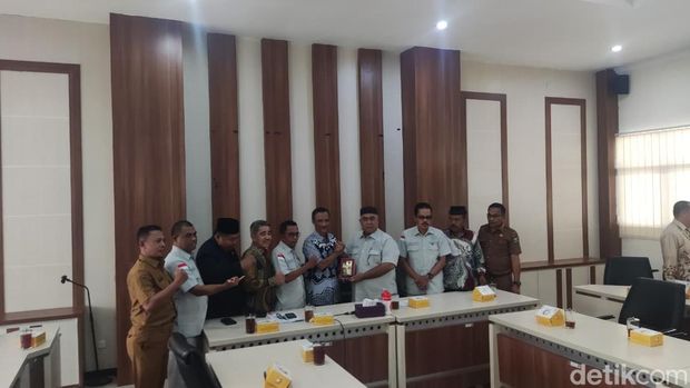 DPRD Kab Padang Pariaman Sejumlah anggota Komisi I dan IV DPRD Kabupaten Padang Pariaman melaksanakan kunjungan kerja (kunker) ke Kabupaten Sleman, Selasa (2/12/2025).