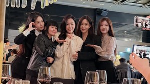 Member T-Ara seperti Jiyeon, Hyomin, Qri, dan eks member Boram tampak hadir juga di antara undangan. (Foto: dok. Instagram @euna3579)