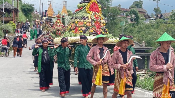 Prosesi arak-arakan dalam festival gunungan yang berlangsung di Ketep Pass Magelang, Selasa (2/12/2025).