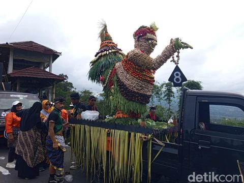 Prosesi arak-arakan dalam festival gunungan yang berlangsung di Ketep Pass Magelang, Selasa (2/12/2025).