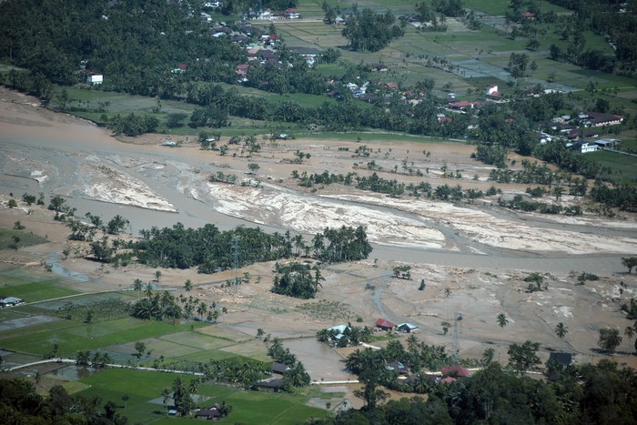 Foto udara sebuah perumahan terendam lumpur akibat banjir bandang, di Nagari Sungai Buluh Utara, Batang Anai, Padang Pariaman, Sumatera Barat, Senin (1/12/2025). Pemkab Padang Pariaman, mencatat 10.575 warga dari 3.450 rumah terdampak banjir bandang yang melanda sejak Sabtu (22/11/2025), sebagian besar rumah warga masih belum dapat dibersihkan karena kesulitan akses dengan material lumpur yang tinggi. ANTARA FOTO/Iggoy el Fitra/YU