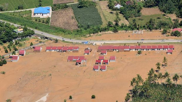Foto Udara Dampak Banjir Bandang di Padang Pariaman Foto udara sebuah perumahan terendam lumpur akibat banjir bandang, di Nagari Sungai Buluh Utara, Batang Anai, Padang Pariaman, Sumatera Barat, Senin (1/12/2025). Pemkab Padang Pariaman, mencatat 10.575 warga dari 3.450 rumah terdampak banjir bandang yang melanda sejak Sabtu (22/11/2025), sebagian besar rumah warga masih belum dapat dibersihkan karena kesulitan akses dengan material lumpur yang tinggi. ANTARA FOTO/Iggoy el Fitra/YU