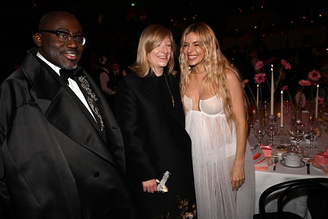 Sienna bersama desainer bajunya, Sarah Burton, dan mantan pemimpin redaksi Vogue Inggris Edward Enninful. (Foto: Kate Green/Getty Images for BFC)