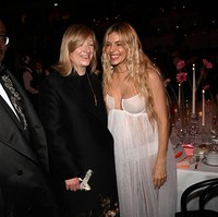 Sienna bersama desainer bajunya, Sarah Burton, dan mantan pemimpin redaksi Vogue Inggris Edward Enninful. (Foto: Kate Green/Getty Images for BFC)