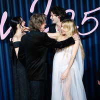 Di karpet merah, penyanyi lawas Mick Jagger sempat bergabung dengan Sienna dan sang kekasih. (Foto: Samir Hussein/WireImage)