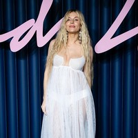 Di antara para bintang yang menghadiri Fashion Awards 2025, London, Inggris, pada Senin (1/12/2025), Sienna Miller menonjol dengan gaun putih menerawang yang mengekspos perut besarnya. Momen tersebut rupanya sekaligus dimanfaatkan sang aktris untuk mengumumkan kehamilan ketiganya. (Foto: Samir Hussein/WireImage)