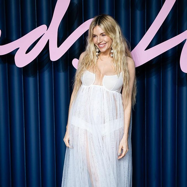 Foto: Bergaun Menerawang, Sienna Miller Umumkan Hamil Anak ke-3 di Red Carpet