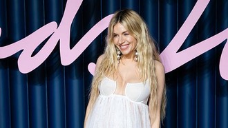 Foto: Bergaun Menerawang, Sienna Miller Umumkan Hamil Anak ke-3 di Red Carpet
