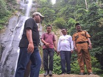 Ke Curug Cimanggung, Andra Soni Dicurhati Pedagang soal Akses Jalan Rusak