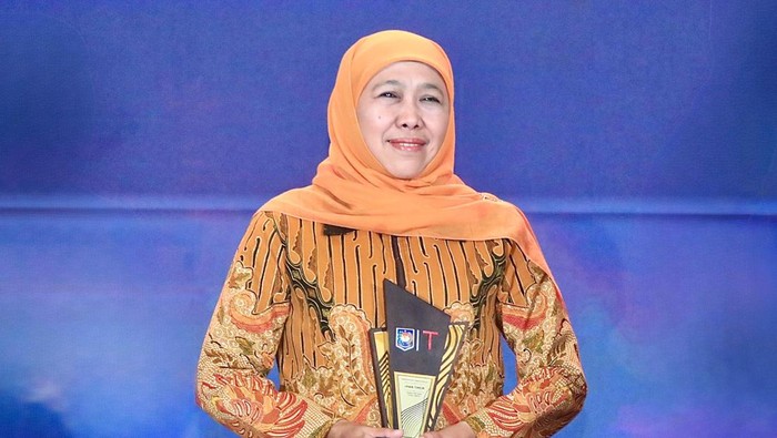 Gubernur Jatim Khofifah Indar Parawansa menerima tropi penghargaan atas serapan tenaga kerja dengan fiskal tinggi.