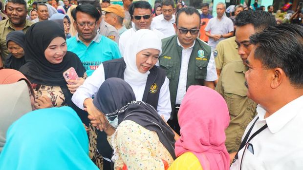 Gubernur Khofifah saat menggelar pasar murah