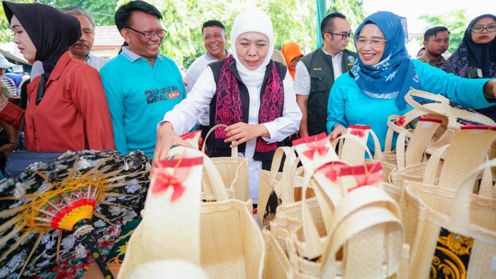 Khofifah Pastikan Harga Bapok Jelang Nataru Terjaga Lewat Pasar Murah