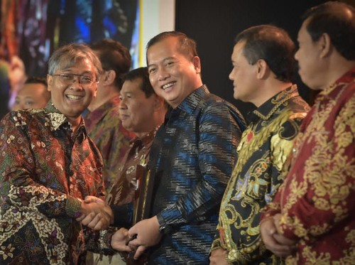 Gubernur NTB Lalu Muhamad Iqbal terima penghargaan di Kemendagri, di Jakarta, Senin (1/12/2025)