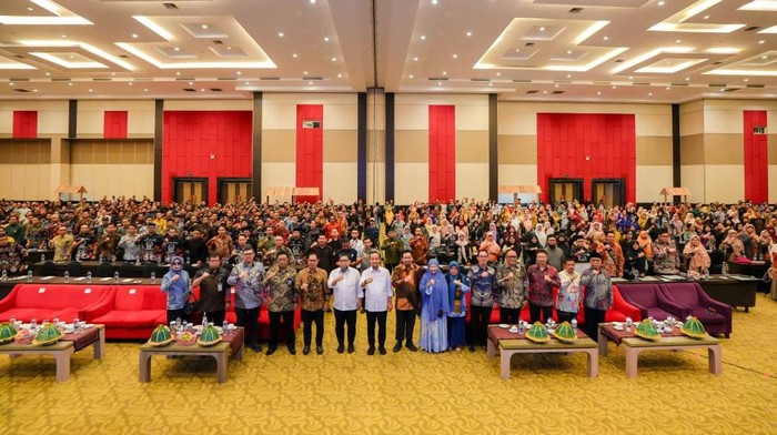 Gubernur Sulsel Andi Sudirman Sulaiman menghadiri puncak peringatan Hari Guru Nasinal 2025.