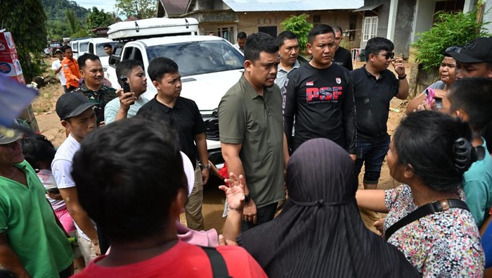 Gubsu Bobby mengobrol dengan warga di Kecamatan Tukka, Kabupaten Tapteng
