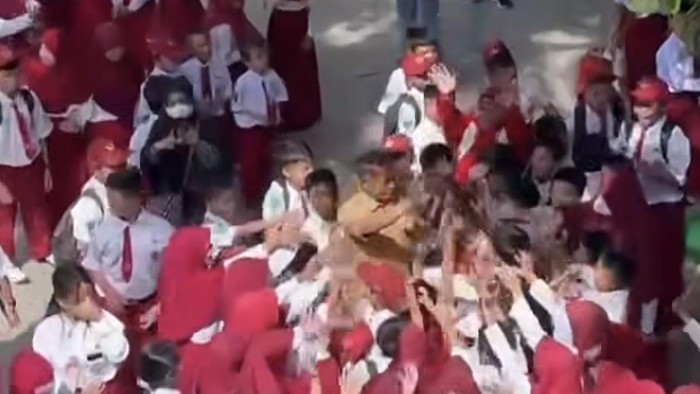 Guru SD di Kendari, Mansur disambut haru siswa saat berpamitan untuk menjalani sidang putusan kasus pelecehan murid.