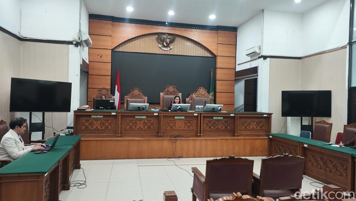 Hakim tidak menerima gugatan praperadilan yang diajukan Paulus Tannos berkaitan dengan kasus korupsi e-KTP. Dengan demikian, status tersangka Paulus Tannos sah. (Matius Alfons/detikcom)