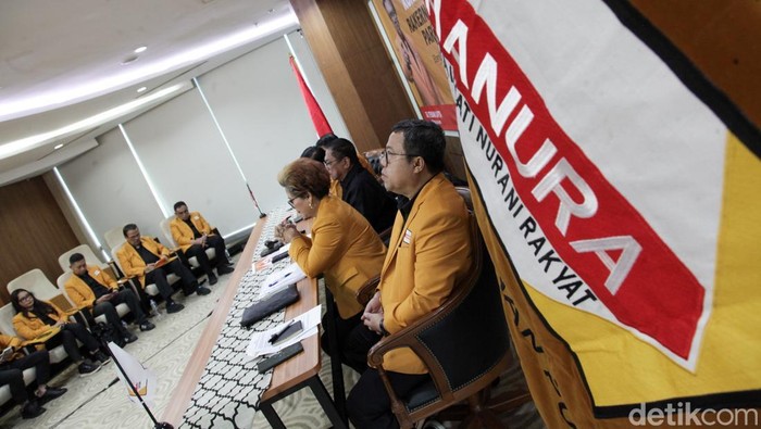 Ketum Partai Hanura Oesman Sapta Odang (OSO) menyampaikan pandangan partai soal musibah banjir dan longsor di Sumatera yang memakan korban jiwa sebanyak 631 warga dalam konferensi pers di Jakarta, Selasa (2/12/2025). OSO berharap pemerintah segera menetapkan banjir bandang dan longsor di utara Sumatera sebagai bencana nasional.