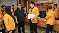Ketum Partai Hanura Oesman Sapta Odang (OSO) menyampaikan pandangan partai soal musibah banjir dan longsor di Sumatera yang memakan korban jiwa sebanyak 631 warga dalam konferensi pers di Jakarta, Selasa (2/12/2025).