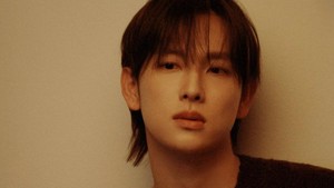 Foto profil resmi terbaru Siwan di agensi Teddy Park itu dirilis, nampilin beberapa vibe berbeda. (Foto: dok. THEBLACKLABEL)