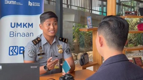 Wisatawan mengakses layanan One Stop Trip Kantor Imigrasi Labuan Bajo di kawasan Marina, Senin (1/12/2025) (Dok. Kantor Imigrasi Labuan Bajo)