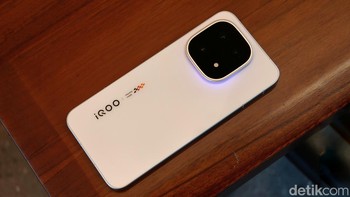 Berikutnya ada iQOO 15 di posisi tiga dengan skor 4.064.959. Ponsel ini juga mengusung chipset Snapdragon 8 Elite Gen 5. Foto: Adi Fida Rahman/detikINET