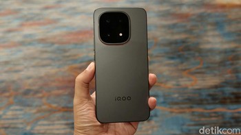 Berikutnya ada iQOO 15 di peringkat empat dengan skor 3.940.292. Ponsel gaming ini dibekali chipset Snapdragon 8 Elite Gen 5 dan RAM 16GB. Foto: Adi Fida Rahman/detikINET