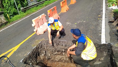 Jalan berlubang di ujung Jembatan Tukad Payan Batulumbang, Kecamatan Selemadeg, Tabanan telah ditangani pihak terkait.