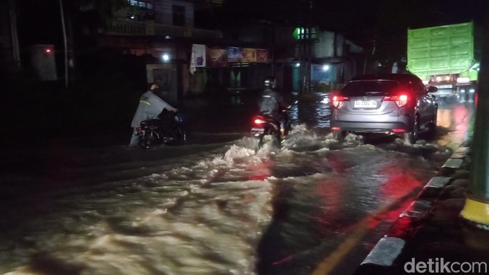 Jalan Jogja-Solo Dekat Terminal Delanggu Tergenang, Sejumlah Motor Mogok