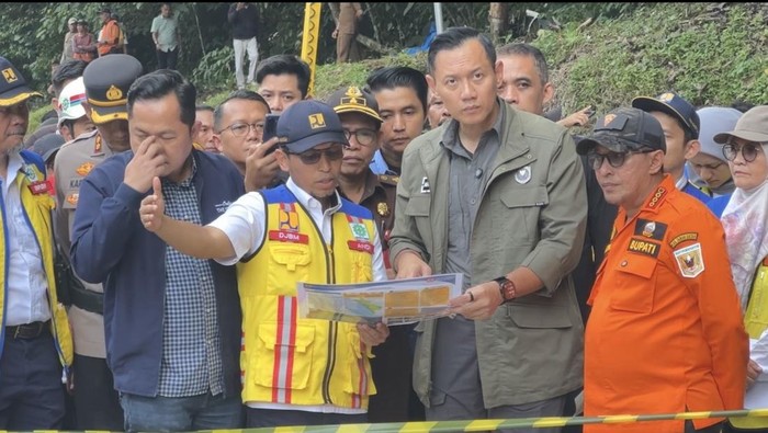 AHY saat meninjau proses pengerjaan jalan Lembah Anai yang putus