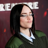 Bikin Pangling! Billie Eilish Pamer Gaya Liburan, Tinggalkan Busana Baggy