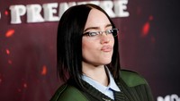 Bikin Pangling! Billie Eilish Pamer Gaya Liburan, Tinggalkan Busana 'Baggy'