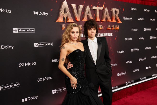 Miley datang bersama Maxx. Kompak dalam balutan busana serba hitam, sejoli yang sudah empat tahun berpasangan ini pun memamerkan kemesraan mereka. (Foto: REUTERS/Mario Anzuoni)