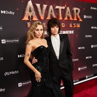 Miley datang bersama Maxx. Kompak dalam balutan busana serba hitam, sejoli yang sudah empat tahun berpasangan ini pun memamerkan kemesraan mereka. (Foto: REUTERS/Mario Anzuoni)