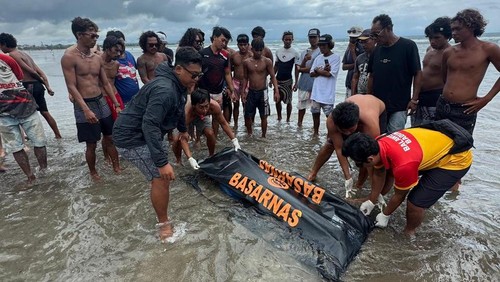 Jasad perempuan tanpa identitas dievakuasi penjaga Pantai Kuta dari laut ke darat, Selasa (2/12/2025). (Foto: Dok Polresta Denpasar)