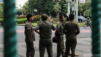 Sejumlah anggota Satpol PP tampak bersiaga, ikut membantu kelancaran pengaturan arus dan keamanan di sekitar kawasan.