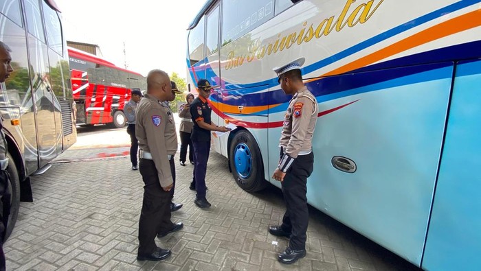 Jelang Nataru, Satlantas Polres Lamongan dan Polda Jatim Cek Kelayakan Armada Angkutan Umum
