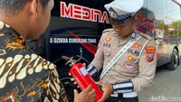 Petugas melakukan pengecekan menyeluruh, mulai dari kondisi rem, lampu, ban, wiper, hingga kelengkapan keselamatan seperti APAR, palu pemecah kaca, sabuk keselamatan, serta kesesuaian trayek dan dokumen kendaraan.