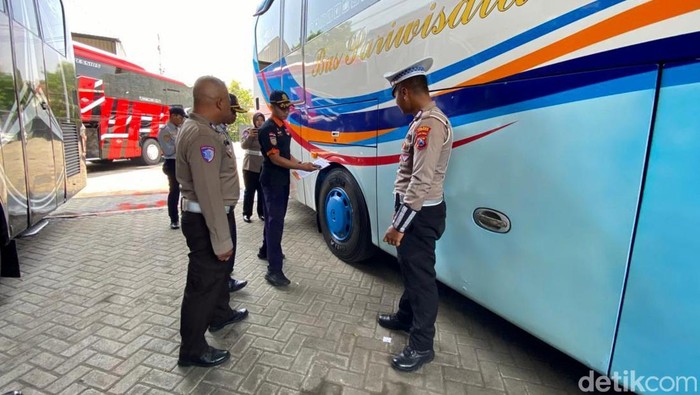 Jelang Nataru, Satlantas Polres Lamongan dan Polda Jatim Cek Kelayakan Armada Angkutan Umum.