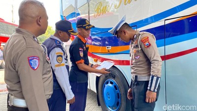 Polisi Periksa Ketat Angkutan Umum di Lamongan Jelang Nataru 2025