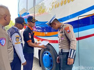 Polisi Periksa Ketat Angkutan Umum di Lamongan Jelang Nataru 2025
