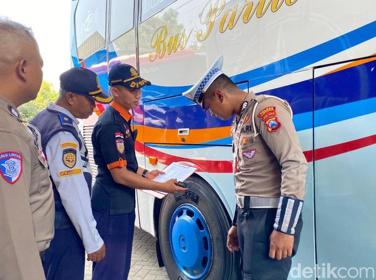 Polisi Periksa Ketat Angkutan Umum di Lamongan Jelang Nataru 2025