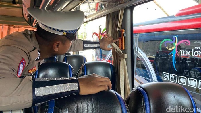 Jelang Nataru, Satlantas Polres Lamongan dan Polda Jatim Cek Kelayakan Armada Angkutan Umum.