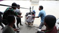 Relawan menyebutkan, sistem kabel baja ini dirancang sebagai solusi cepat sambil menunggu pemerintah menyiapkan jembatan darurat. Keberadaan jalur sementara tersebut membantu menjaga aktivitas warga tetap berjalan, terutama untuk kebutuhan logistik, sekolah, hingga layanan kesehatan. ANTARA FOTO/Irwansyah Putra