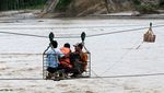 Jembatan Juli Putus Diterjang Banjir, Warga Aceh Kini Menyeberang Lewat Kabel Baja