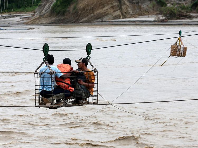Jembatan Juli Putus Diterjang Banjir, Warga Aceh Kini Menyeberang Lewat Kabel Baja