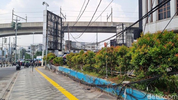 Kabel menjuntai di Jalan TB Simatupang, Jaksel