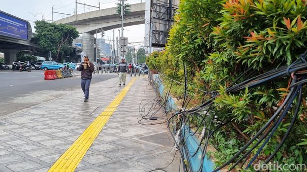 Kabel menjuntai di Jalan TB Simatupang, Jaksel